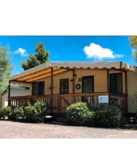 TE KOOP! €11.500,-, Vakantie, Vakantiehuizen | Italië, Toscane, Chalet, Bungalow of Caravan, Aan zee, In bos, 2 slaapkamers, Eigenaar