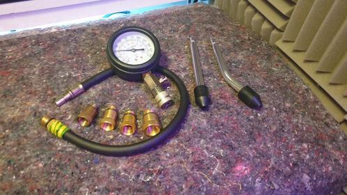 Compressiemeter met diverse adapters, Auto diversen, Autogereedschap, Zo goed als nieuw, Ophalen of Verzenden
