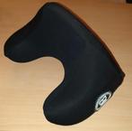 Zwart nek kussen, Ophalen