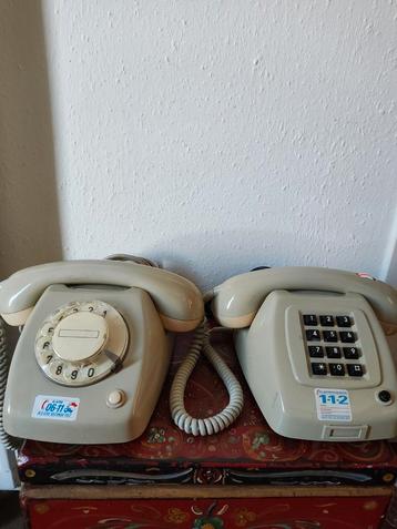 2 vintage PTT telefoons, 1 druktoetsen en 1 draaischijf  beschikbaar voor biedingen
