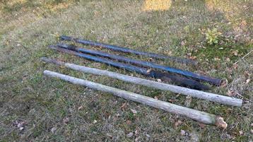 Houten puntpalen 3m lang en 8/10cm dik. Ongeveer 25 stuks beschikbaar voor biedingen