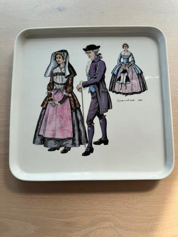 Een grote en kleine schaal van villeroy & boch beschikbaar voor biedingen