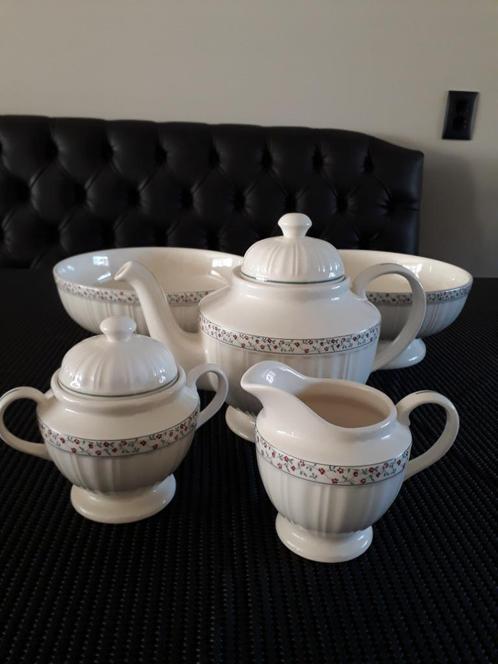 Servies Queen's Garden 59-delig NIEUW, Huis en Inrichting, Keuken | Servies, Nieuw, Compleet servies, Overige stijlen, Aardewerk