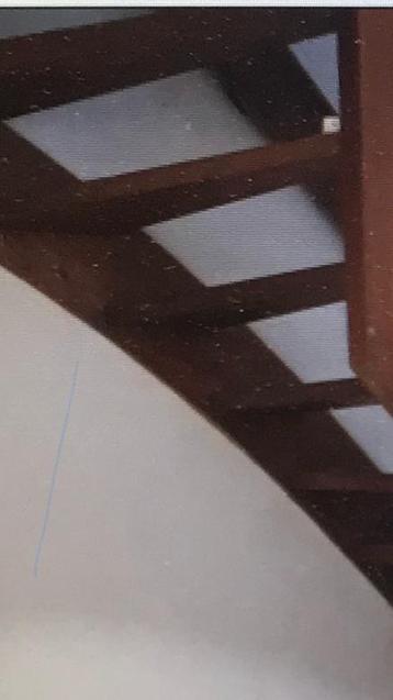 Hardhouten trap beschikbaar voor biedingen