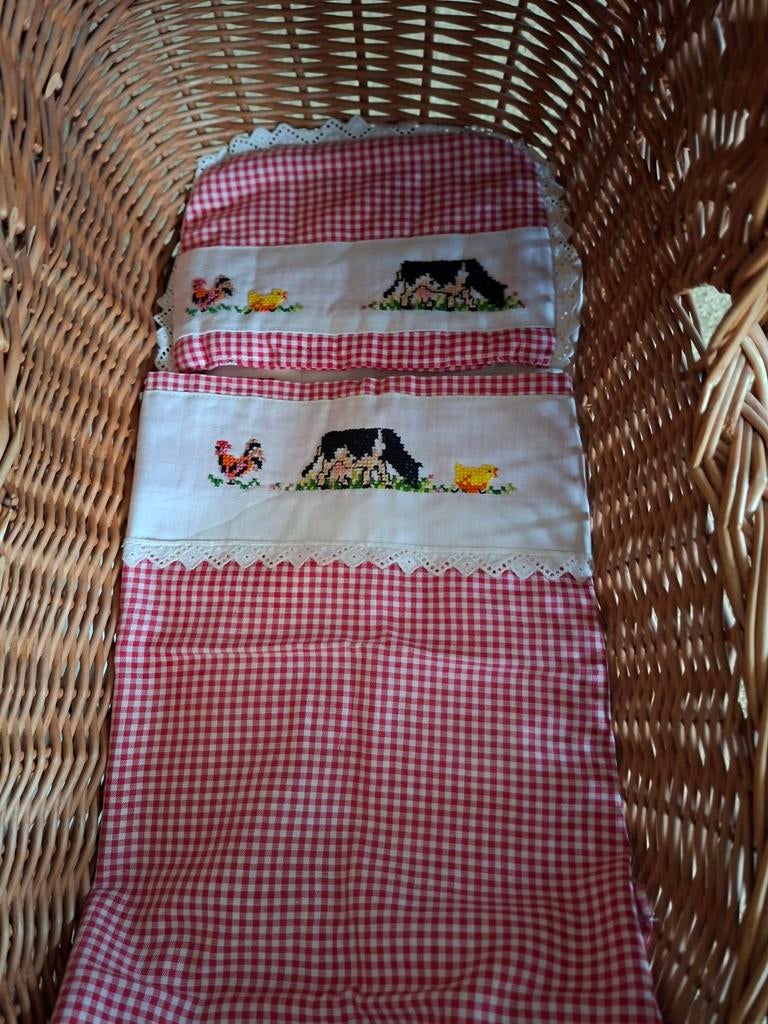 Rotan poppen kinderwagen met aankleding, Kinderen en Baby's, Speelgoed | Poppen, Ophalen, Babypop