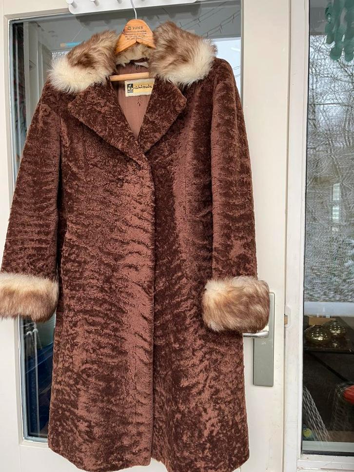 Prachtige vintage ASTRAKAN bontjas 40-42 chocolade bruin, Kleding | Dames, Jassen | Winter, Zo goed als nieuw, Maat 38/40 (M)