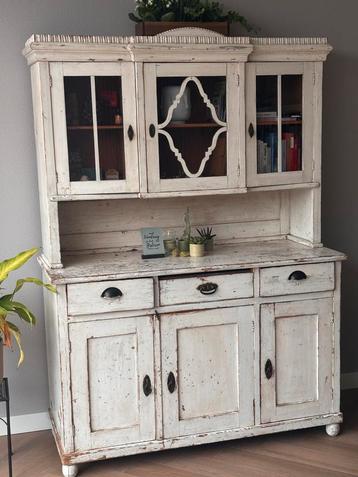 Mooie buffetkast beschikbaar voor biedingen