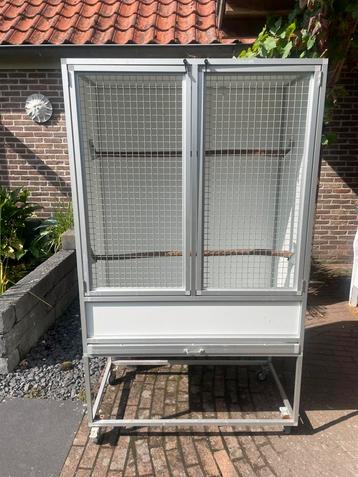 Verrijdbare vogelkooi beschikbaar voor biedingen