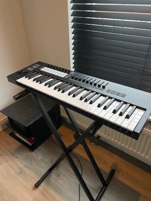 NOVATION LAUNCHKEY-49-MK3 + Statief Innox, Muziek en Instrumenten, Midi-apparatuur, Nieuw, Ophalen of Verzenden