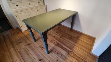 Nette grenen tafel in groen beschikbaar voor biedingen