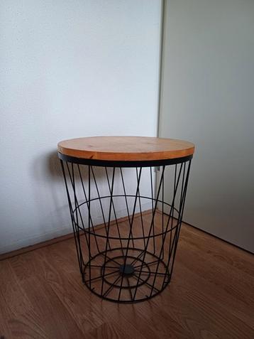 Mand / bijzettafel beschikbaar voor biedingen