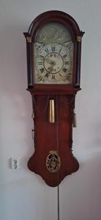 Antieke friesestaat  klok  met kap beelden   niet op de foto, Ophalen