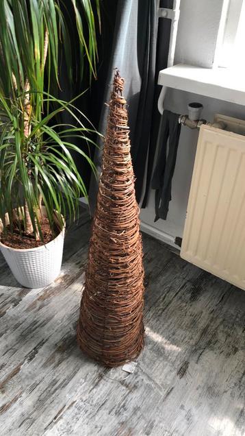 Toren van riet met verlichting beschikbaar voor biedingen