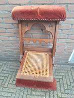 Antieke bidstoel met rood fluwelen kussen, Ophalen