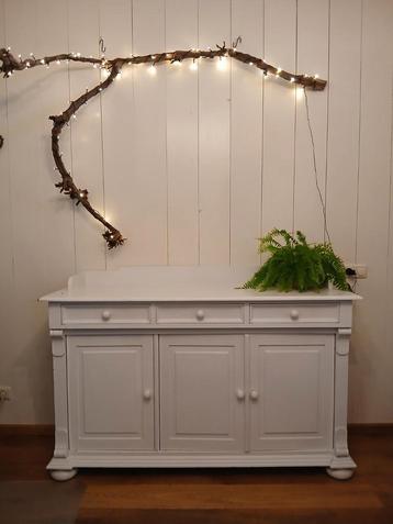 Dressoir. Breed 154,5. Diep 51 cm. Hoog 93,5. Rand erop 10,5 beschikbaar voor biedingen