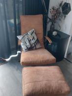 Cognac kleurige fauteuil met voetenbankje, Huis en Inrichting, Fauteuils, Ophalen, Gebruikt, 75 tot 100 cm, 50 tot 75 cm