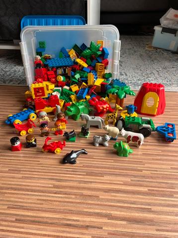 Bak met verschillende duplo beschikbaar voor biedingen