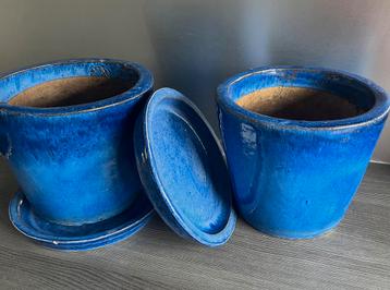 2x azuurblauwe geglazuurde buitenpotten met schotel beschikbaar voor biedingen