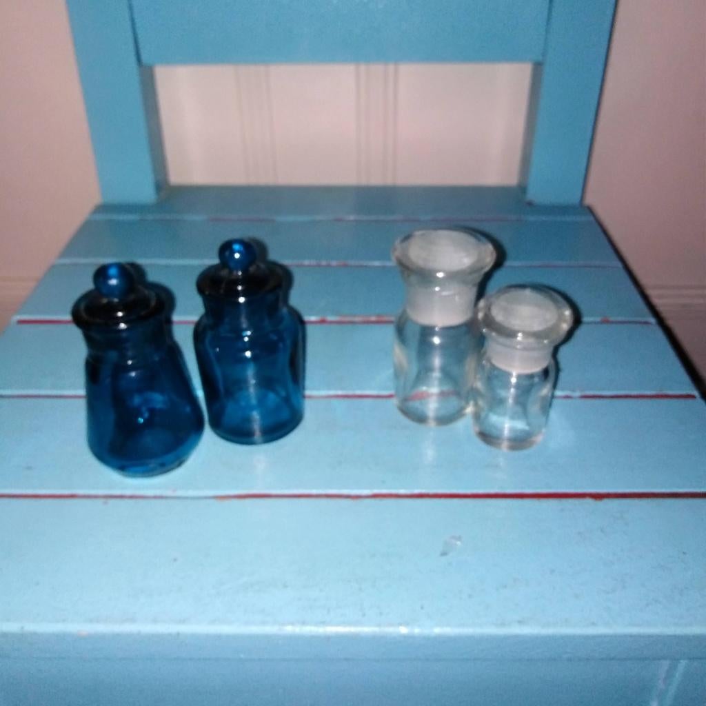 4 Mini flesjes / potjes met dekseltje helder en blauw glas, Verzamelen, Ophalen, Zo goed als nieuw, Overige typen