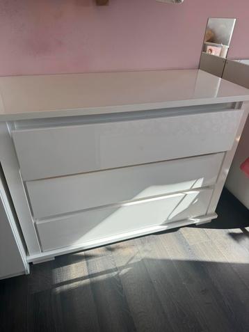 Witte hoogglans commode met 3 lades beschikbaar voor biedingen
