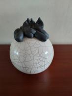 Beeld, bol met 3 figuren,, Ophalen of Verzenden