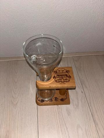 Kwak glas met houder beschikbaar voor biedingen