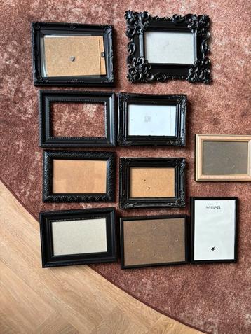 Te koop 27 fotolijstjes, zwart, zilver, houten beschikbaar voor biedingen