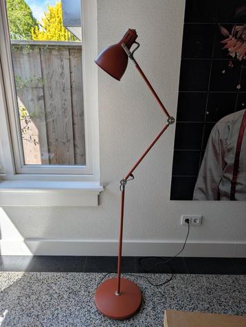 ARÖD staande Ikea lamp rood beschikbaar voor biedingen
