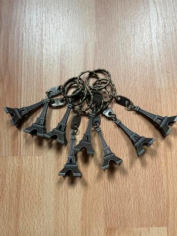 Acht sleutelhangers van de Eiffeltoren, 1 euro per stuk beschikbaar voor biedingen