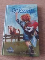 Boek - Manege de hoefslag - op kamp - Debbie Hogewind, Boeken, Ophalen of Verzenden