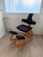 Stokke Varier Thatsit ergonomische kniestoel zwart met print, Huis en Inrichting, Bureaustoelen, Ophalen of Verzenden, Zo goed als nieuw