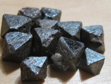 m. 50Kt ruwe octaeders MAGNETIET (5) beschikbaar voor biedingen