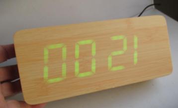 Wekker~Gingko ? Alarmklok~Blok Hout~Groen Led beschikbaar voor biedingen