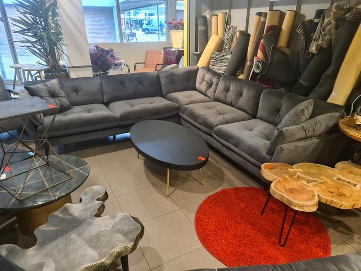 Nieuwe hoekbank adore velvet grijs 285x285cm €1.495, Huis en Inrichting, Woonaccessoires | Overige, Nieuw, Ophalen
