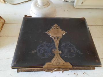 Antiek fotoalbum. beschikbaar voor biedingen