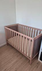 Ledikant bruin Ikea incl. Matras, hoeslakens etc., Ophalen, Zo goed als nieuw, Jongetje of Meisje
