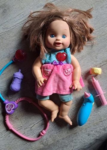 Babypopje (kan praten) met reiswieg en diverse accessoires beschikbaar voor biedingen
