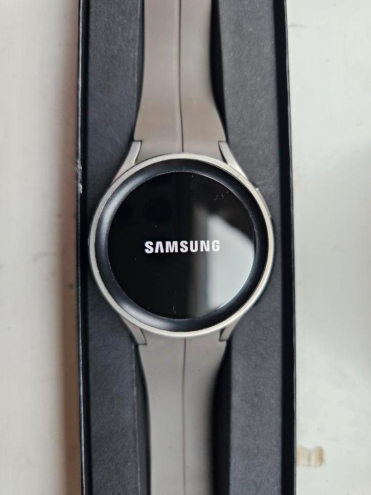 Samsung Galaxy Watch 5 Pro + Extra Bandjes, Sieraden, Tassen en Uiterlijk, Smartwatches, Zo goed als nieuw, Android, Grijs, Afstand