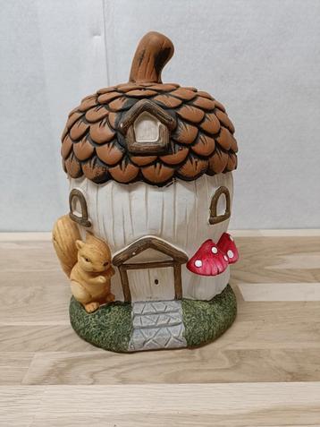 Eekhoorn met eikelhuis beschikbaar voor biedingen