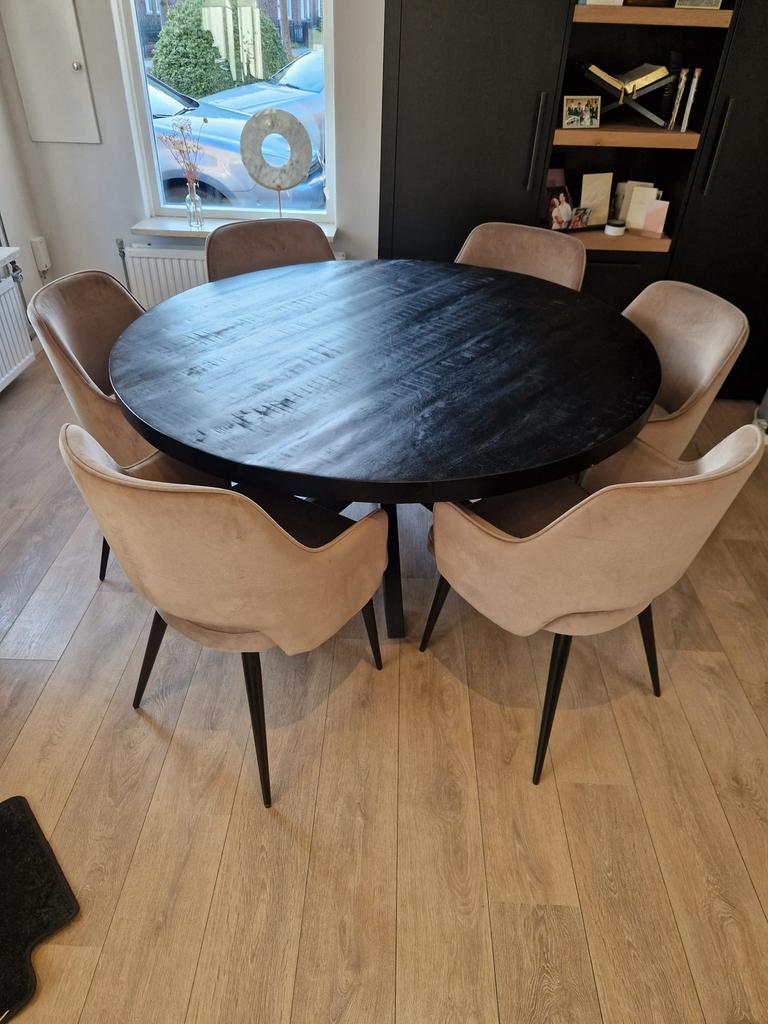 Mooie tafel met stoelen, Ophalen, Zo goed als nieuw