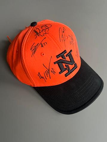 Cap en boekje Honkbalgoud, beiden gesigneerd beschikbaar voor biedingen