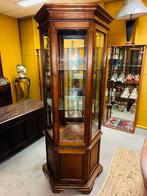 Klassieke vrijstaande vitrinekast met glas aan elke zijde, Ophalen