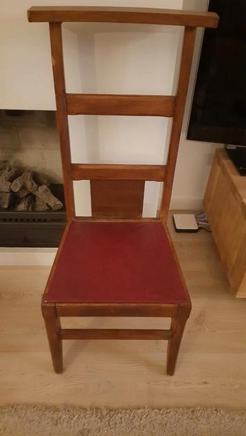 Antiek Bidstoeltje met Rode Bekleding beschikbaar voor biedingen