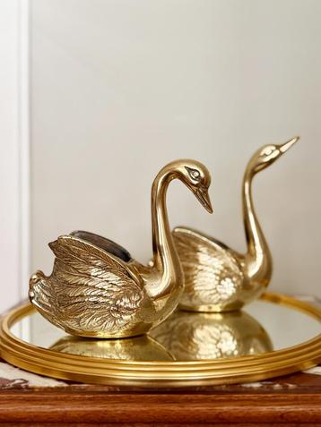 Messing zwanen bakjes beschikbaar voor biedingen