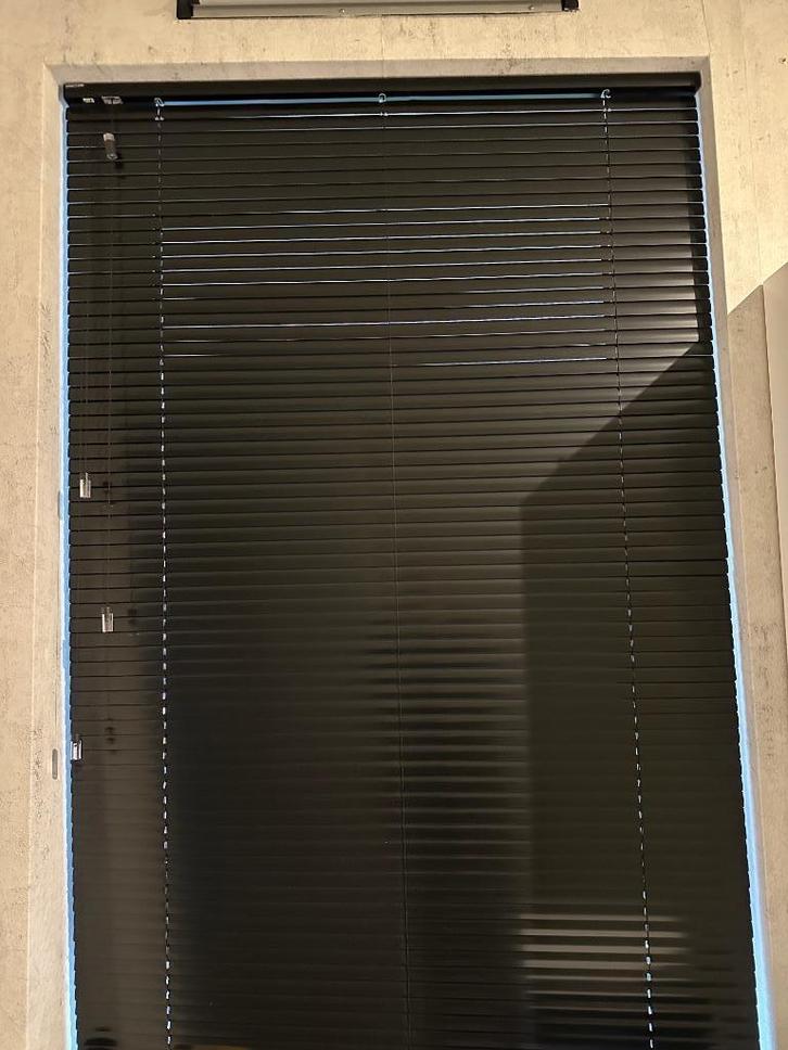 2 zwarte alluminium jaloezieën Veneta, Huis en Inrichting, Stoffering | Gordijnen en Lamellen, Gebruikt, 200 cm of meer, 100 tot 150 cm