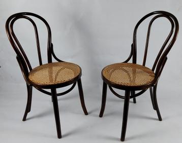 Twee donkerbruine Thonet stoelen beschikbaar voor biedingen