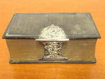 Bijbeltje met zilveren slot (incompleet) uit 1884 beschikbaar voor biedingen