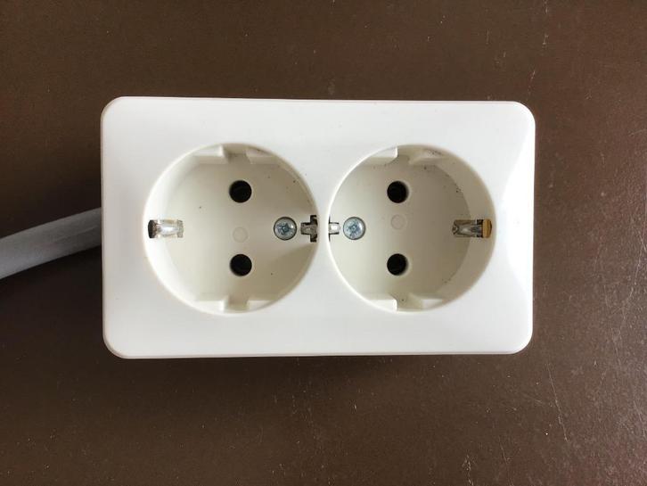 Dubbel stopcontact + schakelaar, Doe-het-zelf en Verbouw, Elektra en Kabels, Gebruikt, Stopcontact, Ophalen of Verzenden
