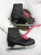 Zwarte eighties kunstschaatsen schaatsen roze veters 41 / 42, Sport en Fitness, Schaatsen, Ophalen of Verzenden, Gebruikt, Kunstschaatsen