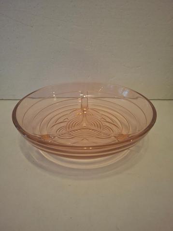 Mooie roze glazen Art Deco schaal beschikbaar voor biedingen